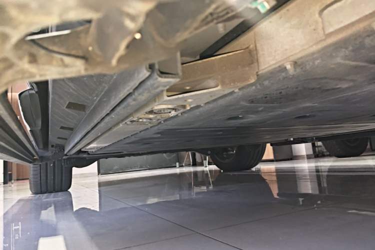 Used ONVO Luxeed L90 2025 Model—Max Six-Seater Version Right Side Sill