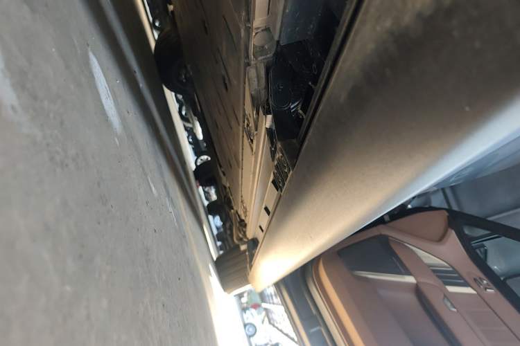 Used ONVO Luxeed L90 2025 Model—Ultra Six-Seater Version Right Side Sill
