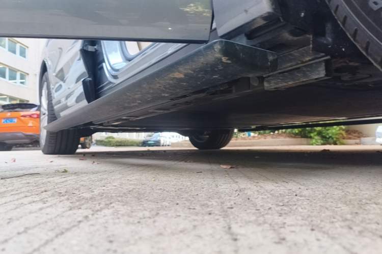 Used ONVO Luxeed L90 2025 Model—Ultra Six-Seater Version Right Side Sill