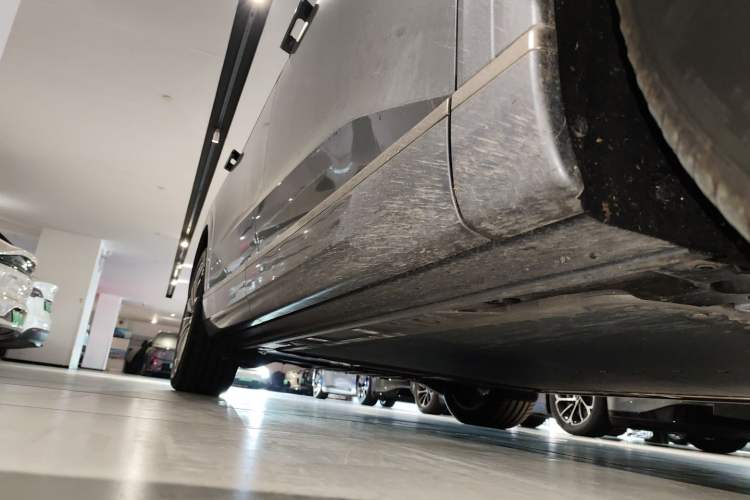 Used ONVO Luxeed L90 2025 Model—Max Six-Seater Version Right Side Sill