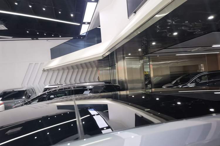 Used ONVO Luxeed L90 2025 Model—Ultra Six-Seater Version Roof