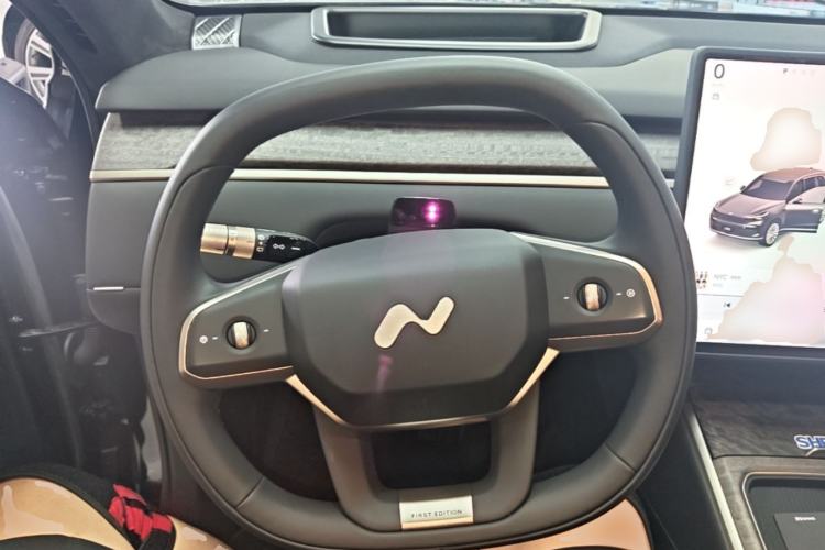 Used ONVO Luxeed L90 2025 Model—Max Six-Seater Version Steering Wheel