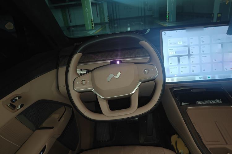 Used ONVO Luxeed L90 2025 Model—Max Six-Seater Version Steering Wheel