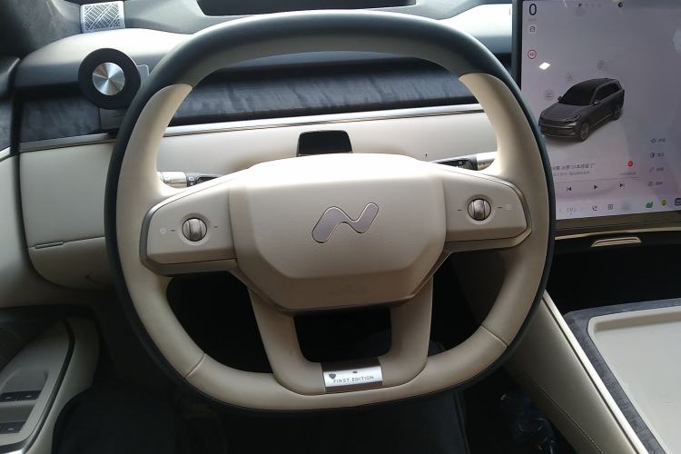 Used ONVO Luxeed L90 2025 Model—Max Six-Seater Version Steering Wheel