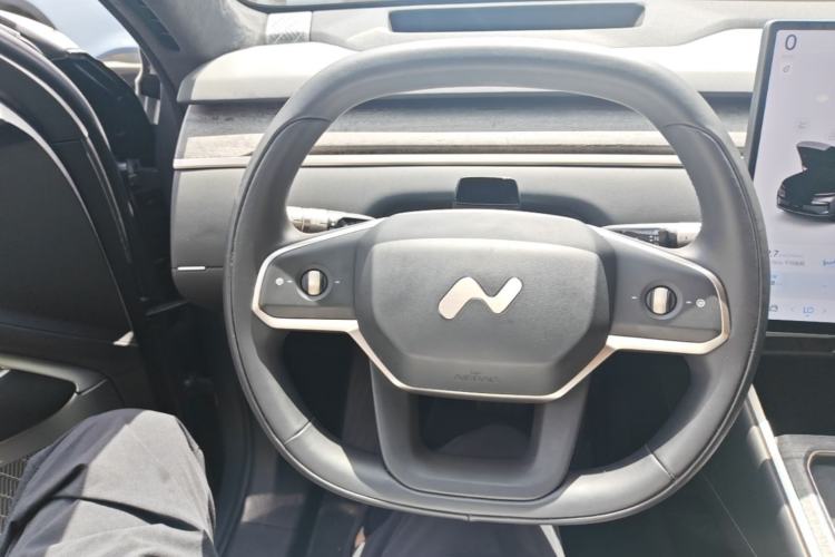 Used ONVO Luxeed L90 2025 Model—Max Six-Seater Version Steering Wheel