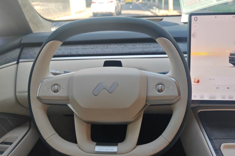 Used ONVO Luxeed L90 2025 Model—Max Six-Seater Version Steering Wheel