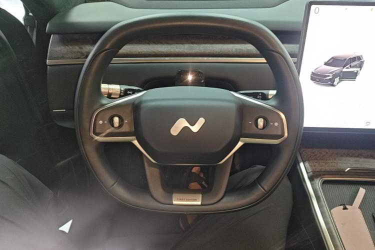 Used ONVO Luxeed L90 2025 Model—Max Six-Seater Version Steering Wheel
