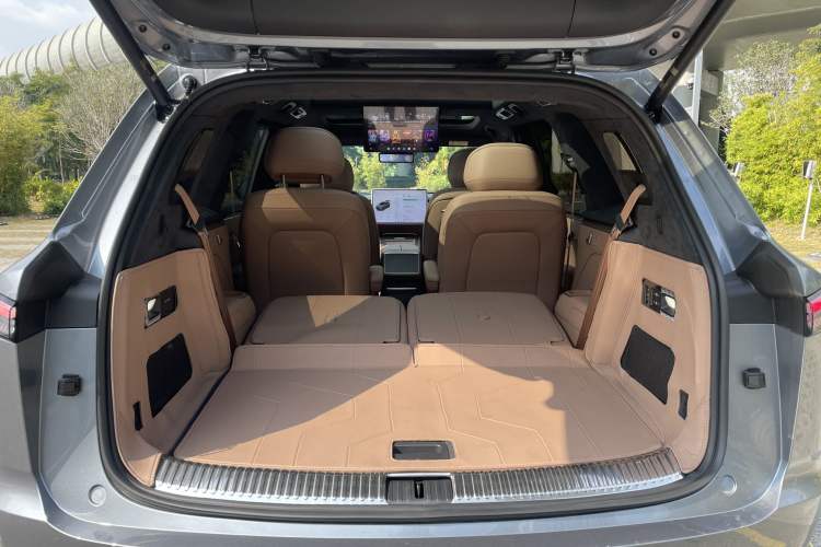 Used ONVO Luxeed L90 2025 Model—Ultra Six-Seater Version Trunk