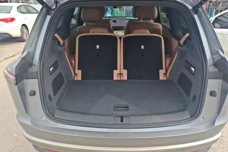Used ONVO Luxeed L90 2025 Model—Ultra Six-Seater Version Trunk