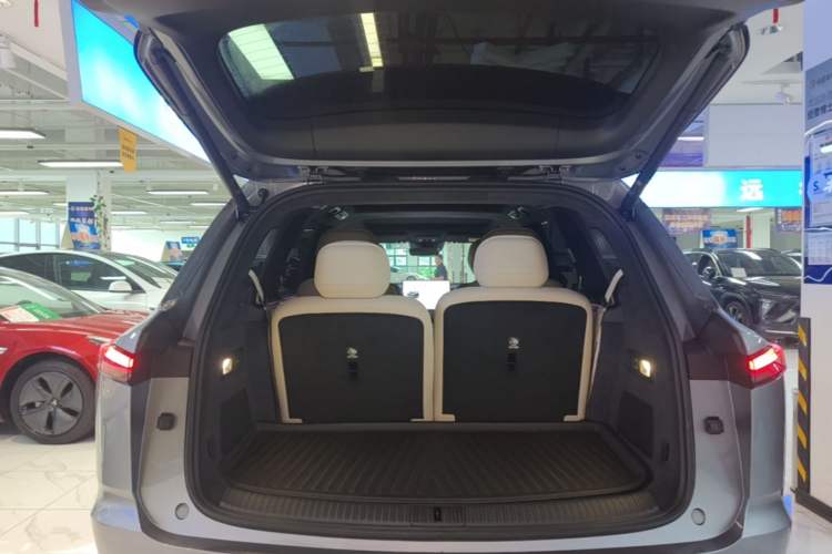 Used ONVO Luxeed L90 2025 Model—Pro Six-Seater Version Trunk