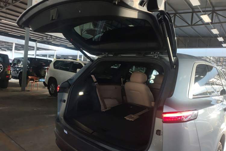 Used ONVO Luxeed L90 2025 Model—Ultra Six-Seater Version Trunk