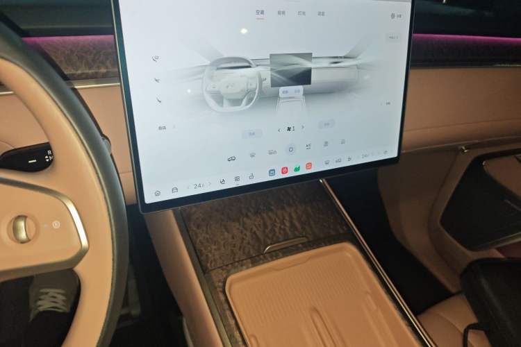 Used ONVO Luxeed L90 2025 Model—Max Six-Seater Version Audio And AC Panel