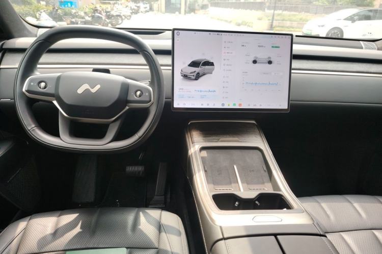 Used ONVO Luxeed L90 2025 Model—Pro Six-Seater Version Center Console