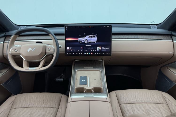 Used ONVO Luxeed L90 2025 Model—Ultra Six-Seater Version Center Console