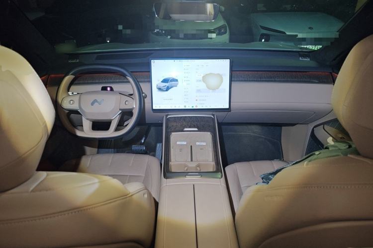 Used ONVO Luxeed L90 2025 Model—Max Six-Seater Version Center Console