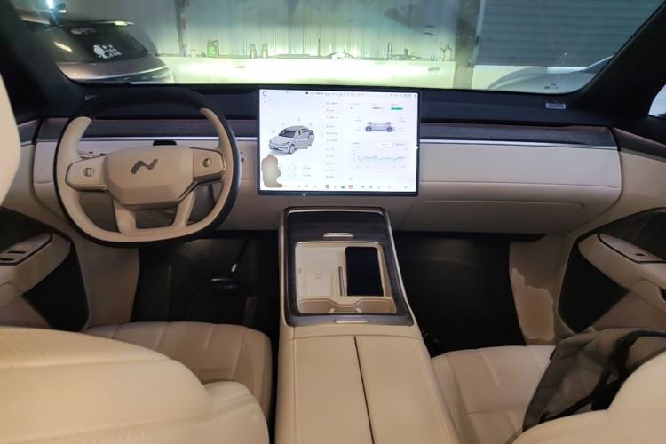 Used ONVO Luxeed L90 2025 Model—Max Six-Seater Version Center Console