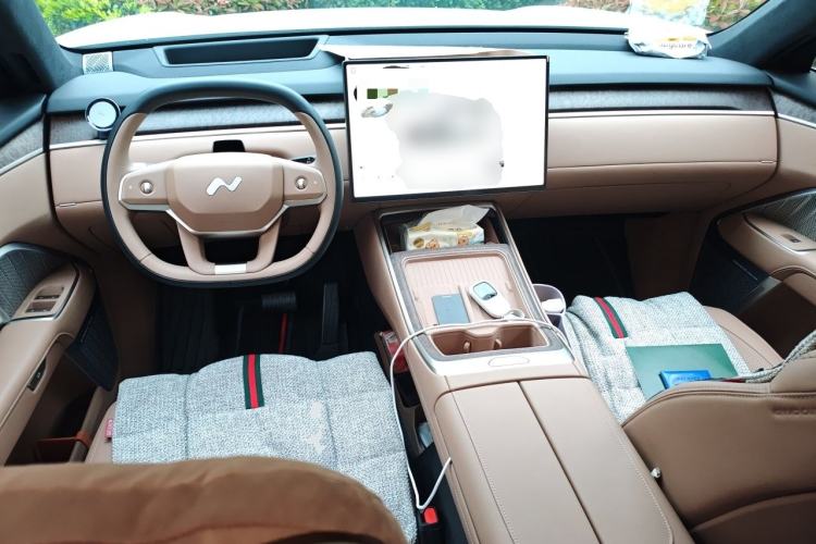 Used ONVO Luxeed L90 2025 Model—Ultra Six-Seater Version Center Console