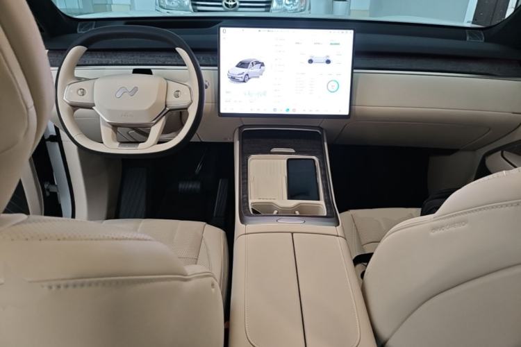 Used ONVO Luxeed L90 2025 Model—Ultra Six-Seater Version Center Console