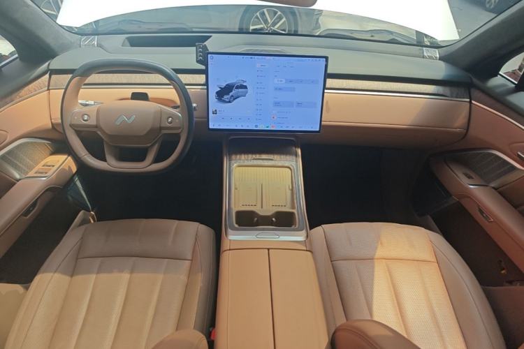 Used ONVO Luxeed L90 2025 Model—Ultra Six-Seater Version Center Console