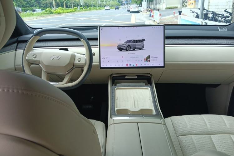 Used ONVO Luxeed L90 2025 Model—Max Six-Seater Version Center Console