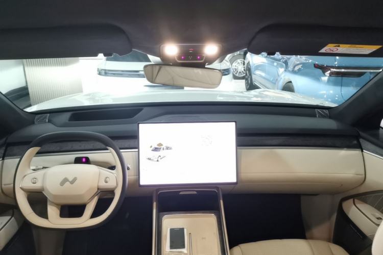 Used ONVO Luxeed L90 2025 Model—Max Six-Seater Version Center Console