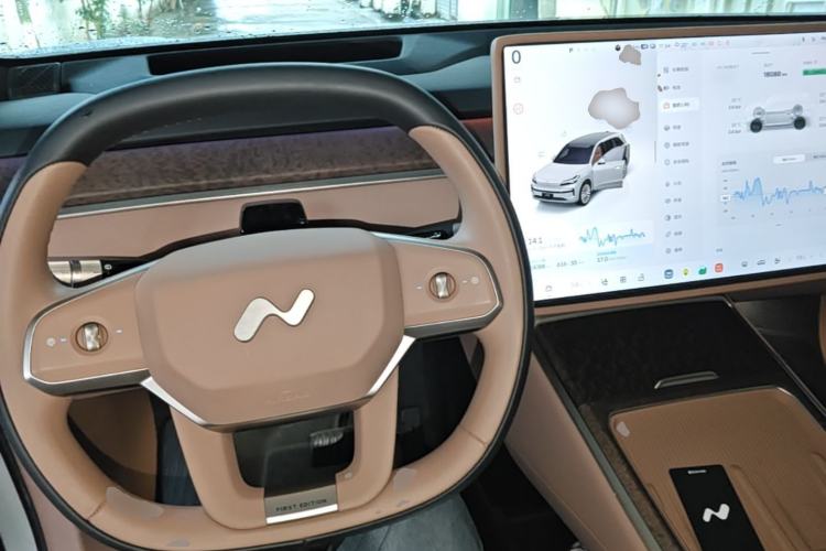 Used ONVO Luxeed L90 2025 Model—Ultra Six-Seater Version Center Console