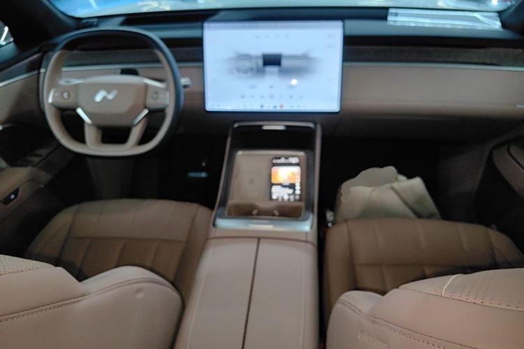 Used ONVO Luxeed L90 2025 Model—Ultra Six-Seater Version Center Console