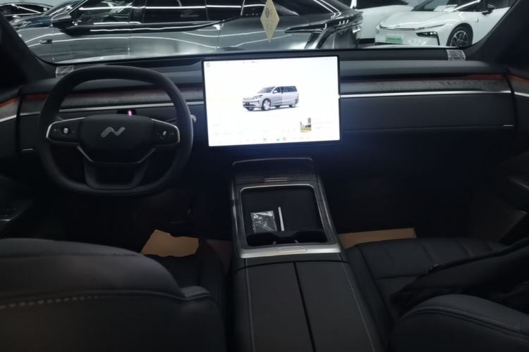 Used ONVO Luxeed L90 2025 Model—Max Six-Seater Version Center Console
