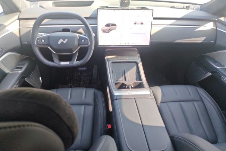 Used ONVO Luxeed L90 2025 Model—Ultra Six-Seater Version Center Console