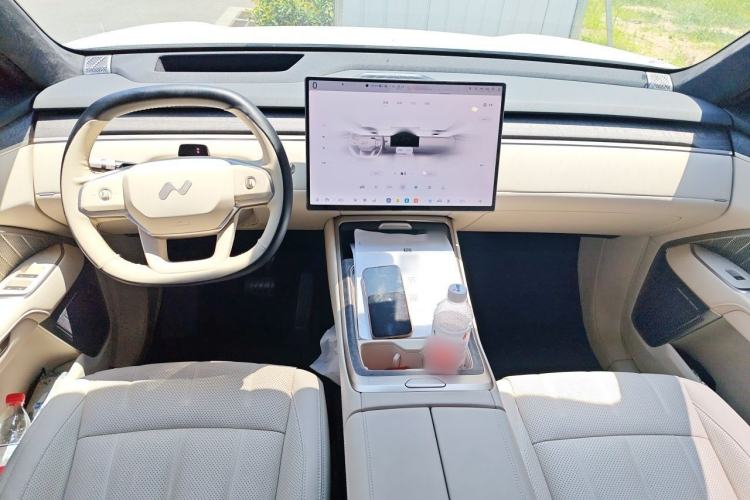 Used ONVO Luxeed L90 2025 Model—Ultra Six-Seater Version Center Console