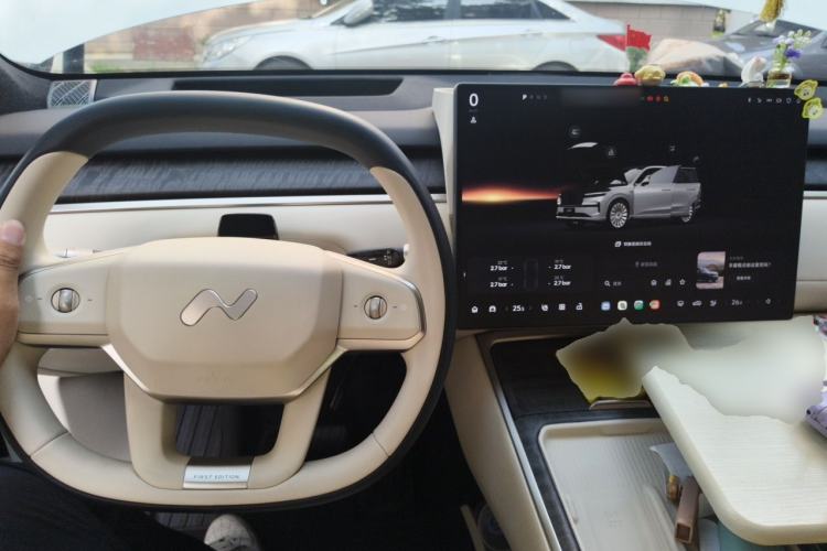Used ONVO Luxeed L90 2025 Model—Ultra Six-Seater Version Center Console