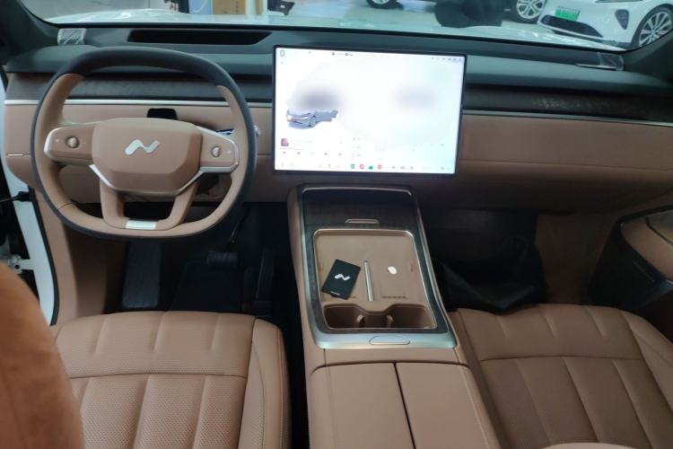 Used ONVO Luxeed L90 2025 Model—Ultra Six-Seater Version Center Console