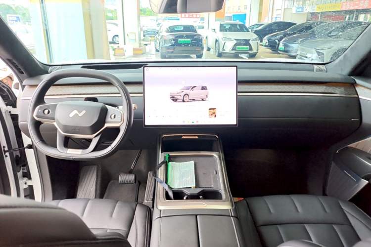 Used ONVO Luxeed L90 2025 Model—Max Six-Seater Version Center Console