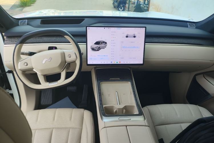 Used ONVO Luxeed L90 2025 Model—Max Six-Seater Version Center Console