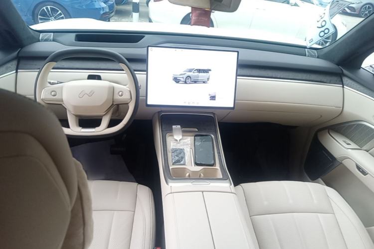 Used ONVO Luxeed L90 2025 Model—Max Six-Seater Version Center Console