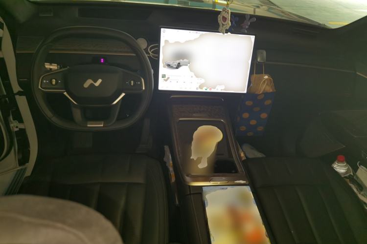 Used ONVO Luxeed L90 2025 Model—Max Six-Seater Version Center Console