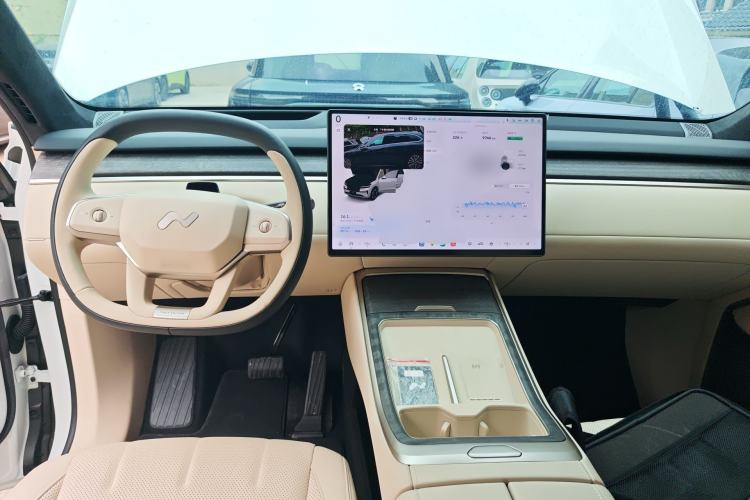 Used ONVO Luxeed L90 2025 Model—Pro Six-Seater Version Center Console