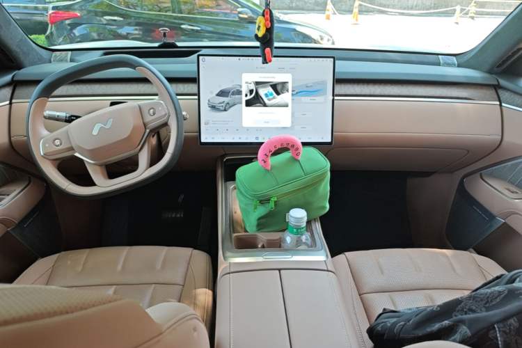 Used ONVO Luxeed L90 2025 Model—Ultra Six-Seater Version Center Console