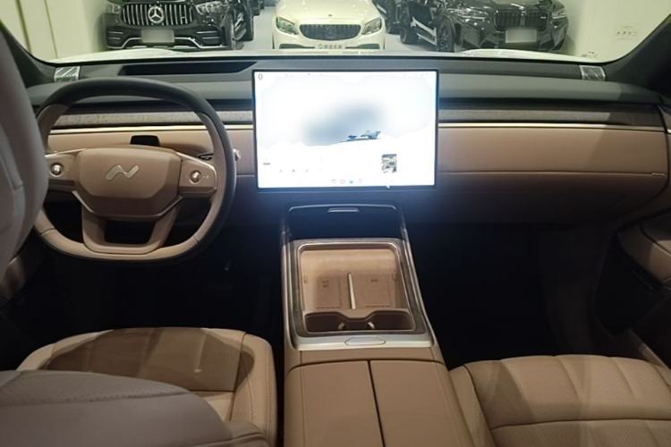 Used ONVO Luxeed L90 2025 Model—Max Six-Seater Version Center Console