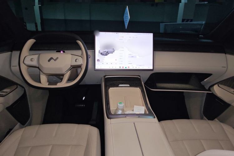 Used ONVO Luxeed L90 2025 Model—Max Six-Seater Version Center Console