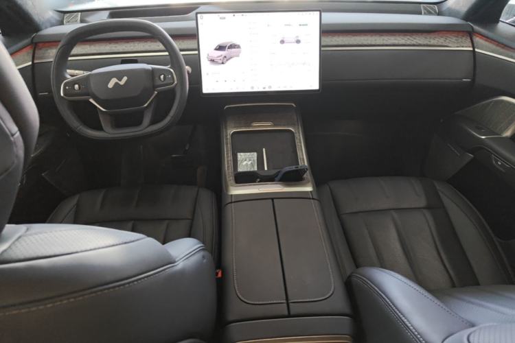 Used ONVO Luxeed L90 2025 Model—Ultra Six-Seater Version Center Console