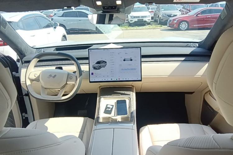 Used ONVO Luxeed L90 2025 Model—Ultra Six-Seater Version Center Console