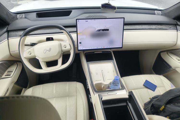 Used ONVO Luxeed L90 2025 Model—Max Six-Seater Version Center Console