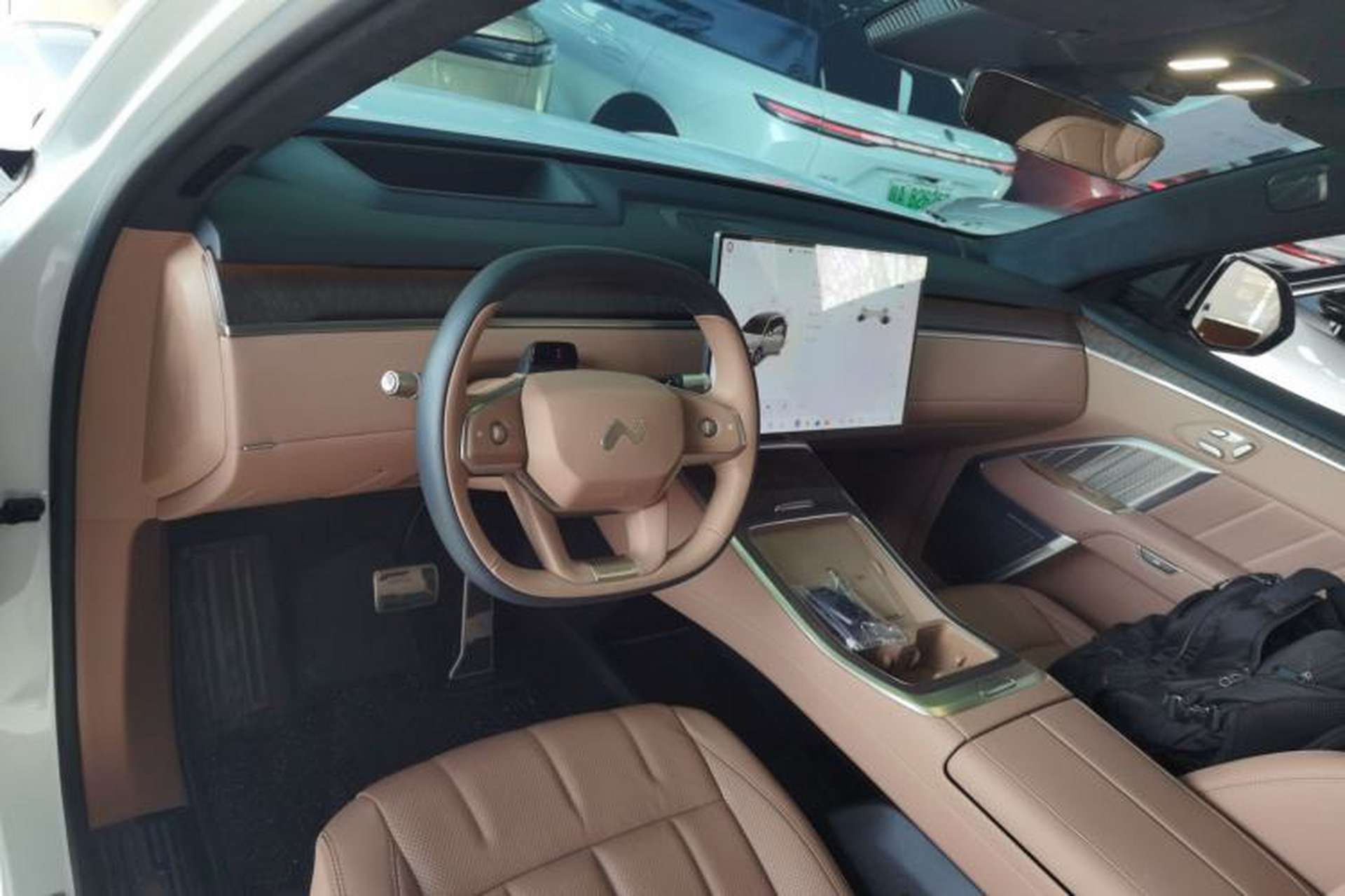 Used ONVO Luxeed L90 2025 Model—Max Six-Seater Version Center Console