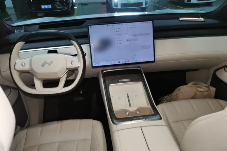 Used ONVO Luxeed L90 2025 Model—Ultra Six-Seater Version Center Console
