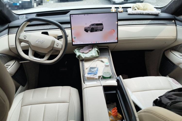Used ONVO Luxeed L90 2025 Model—Max Six-Seater Version Center Console