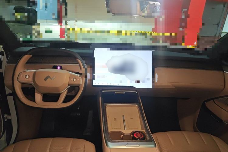 Used ONVO Luxeed L90 2025 Model—Max Six-Seater Version Center Console
