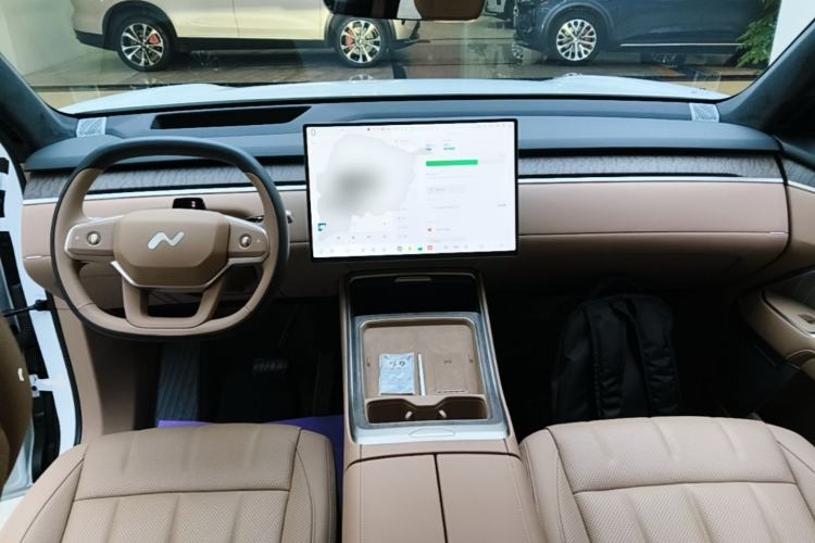 Used ONVO Luxeed L90 2025 Model—Max Six-Seater Version Center Console