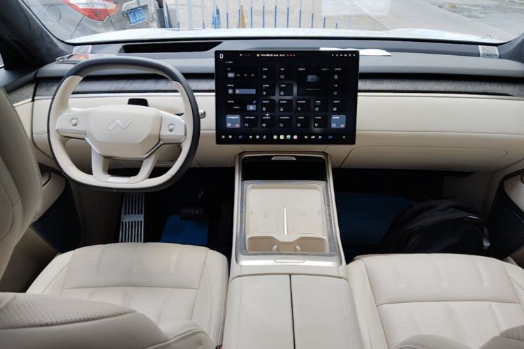 Used ONVO Luxeed L90 2025 Model—Max Six-Seater Version Center Console