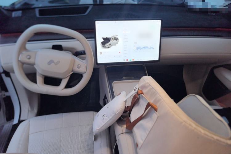 Used ONVO Luxeed L90 2025 Model—Ultra Six-Seater Version Center Console